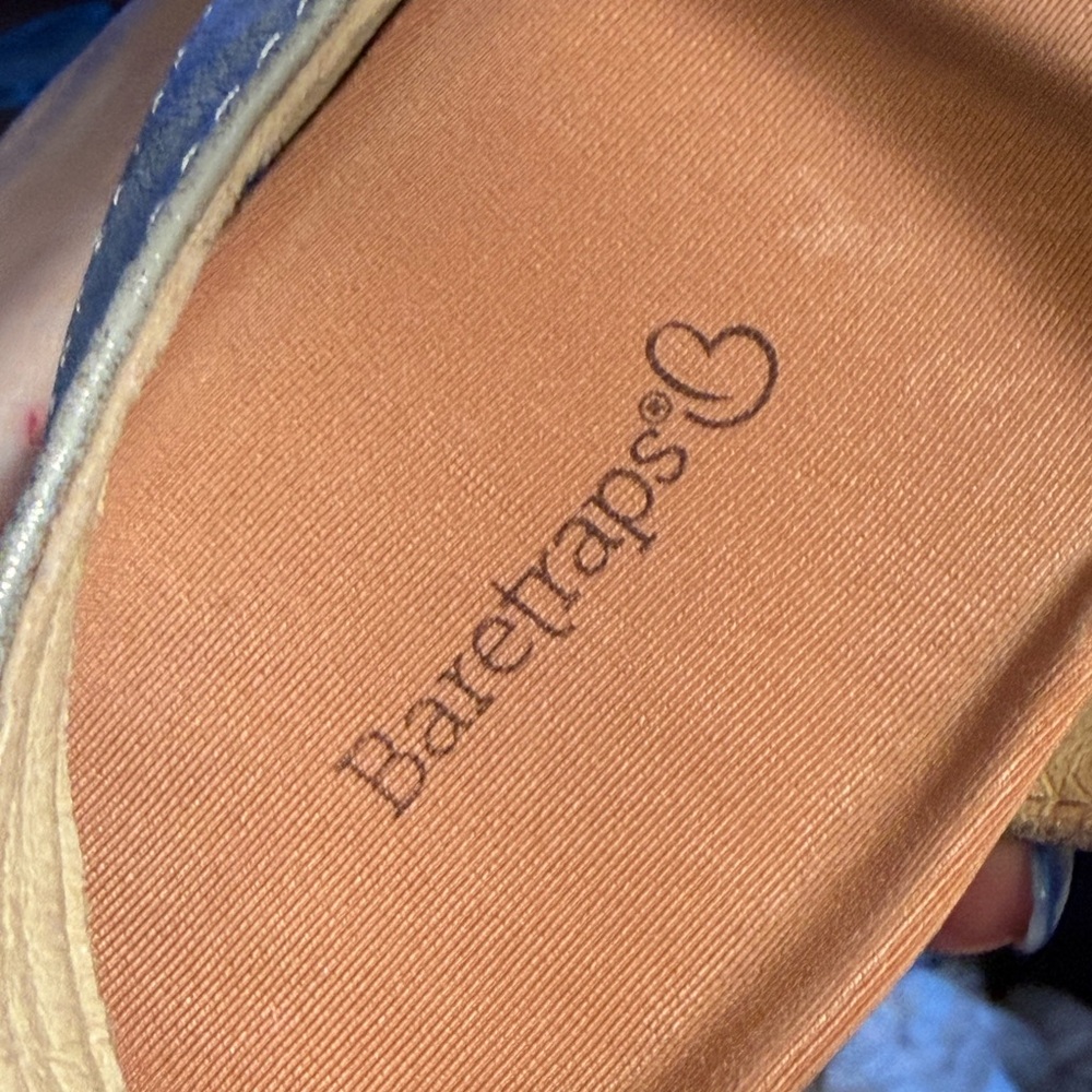 Baretraps EUC Sz 8.5 Jalen Silver Strappy Sandals
Man Made Materials (SH181) - Picture 11 of 11